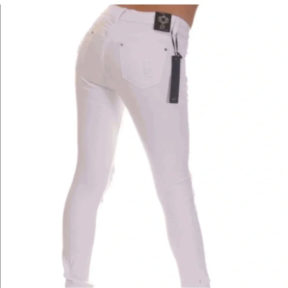 Denim - ❤️‍🔥HP❤️‍🔥NWT WHITE DISTRESSED JEANS